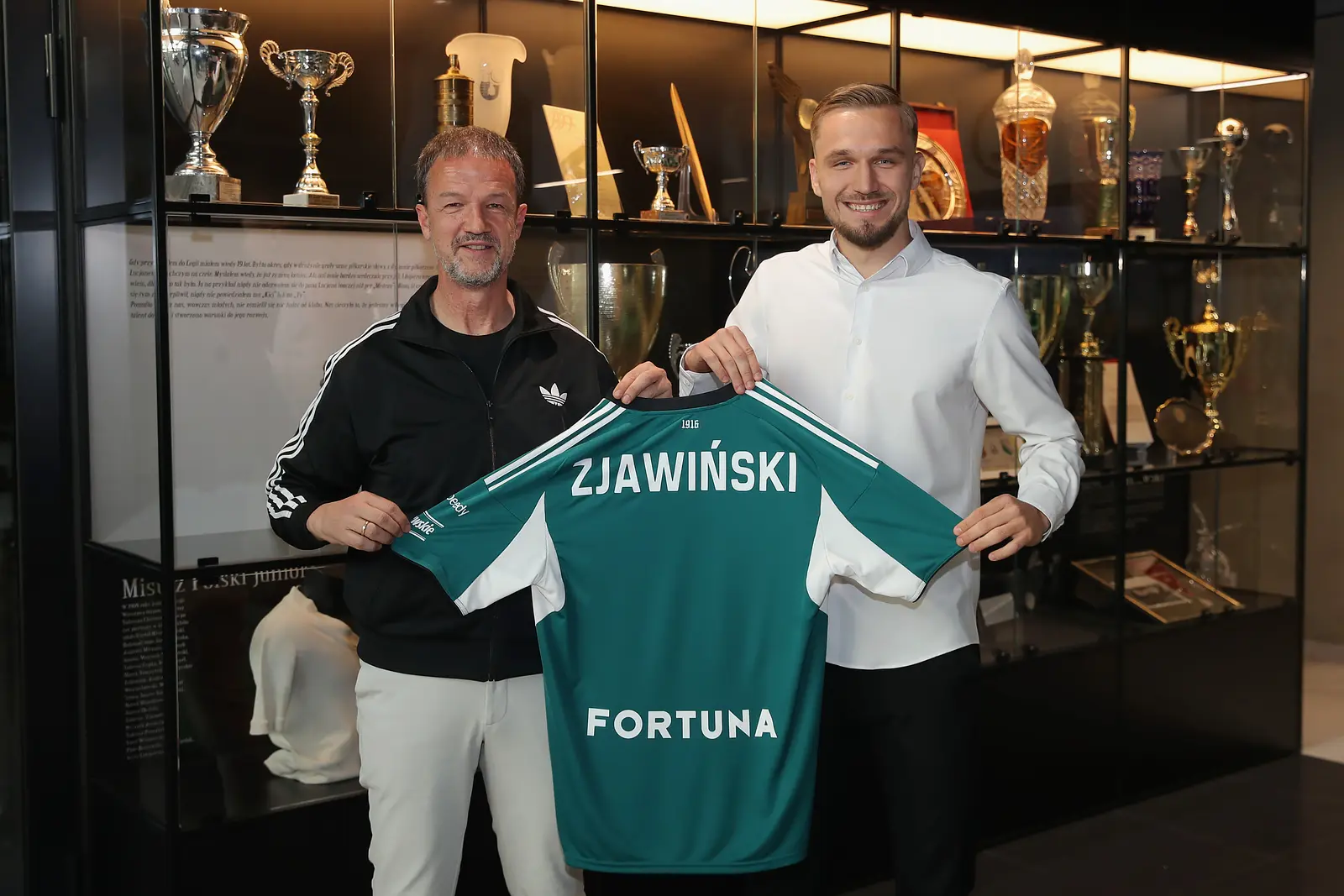 Lukasz Zjawińaki